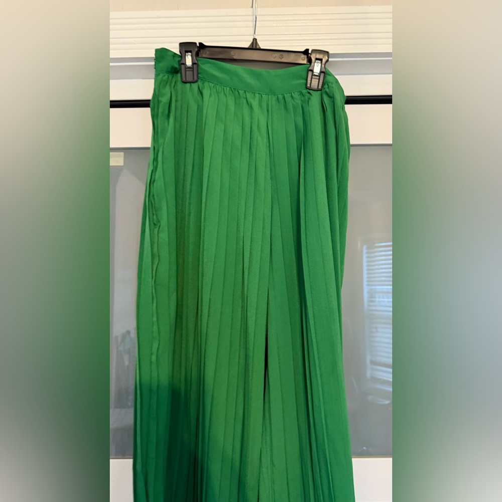 Elegant Green Pleated Wide legs- Never Worn - Picture 2 of 9